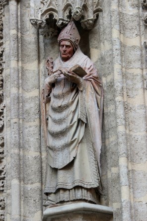 세비야의 성 이시도로_by Lorenzo Mercadante of Bretagne_photo by Miguel Hermoso Cuesta_on the portal of the Baptism of the Cathedral of Saint Mary of the See in Seville_Spain.jpg